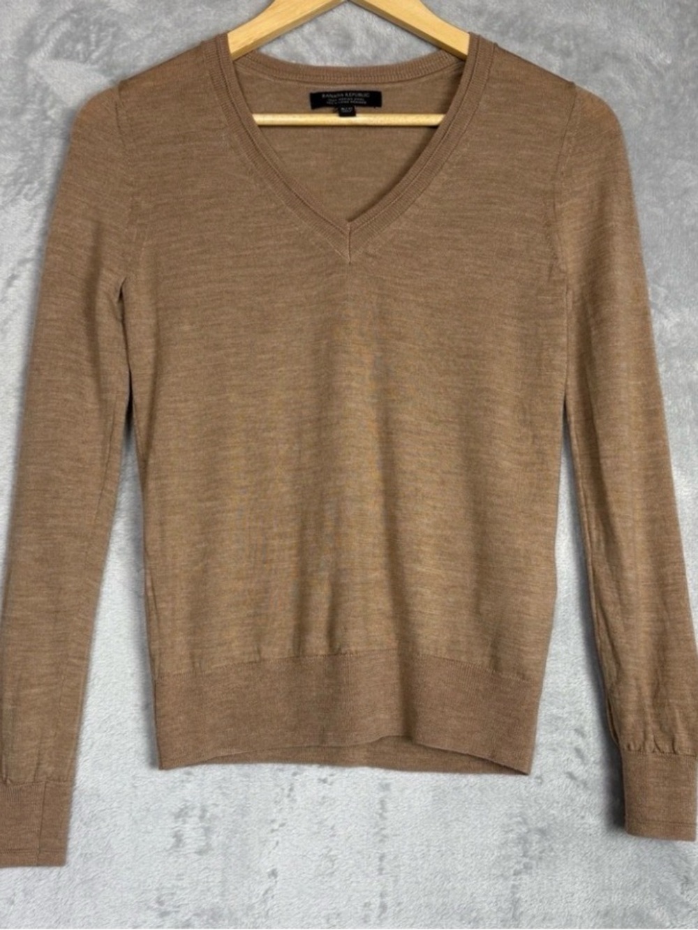 Banana Republic Merino Wool Sweater V Neck Tan Brown Small Long Sleeve Comfy